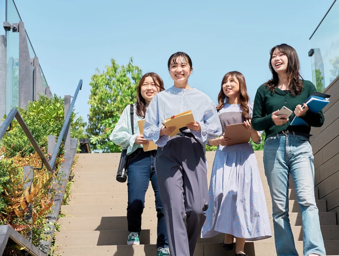 屋外で談笑する学生たち
