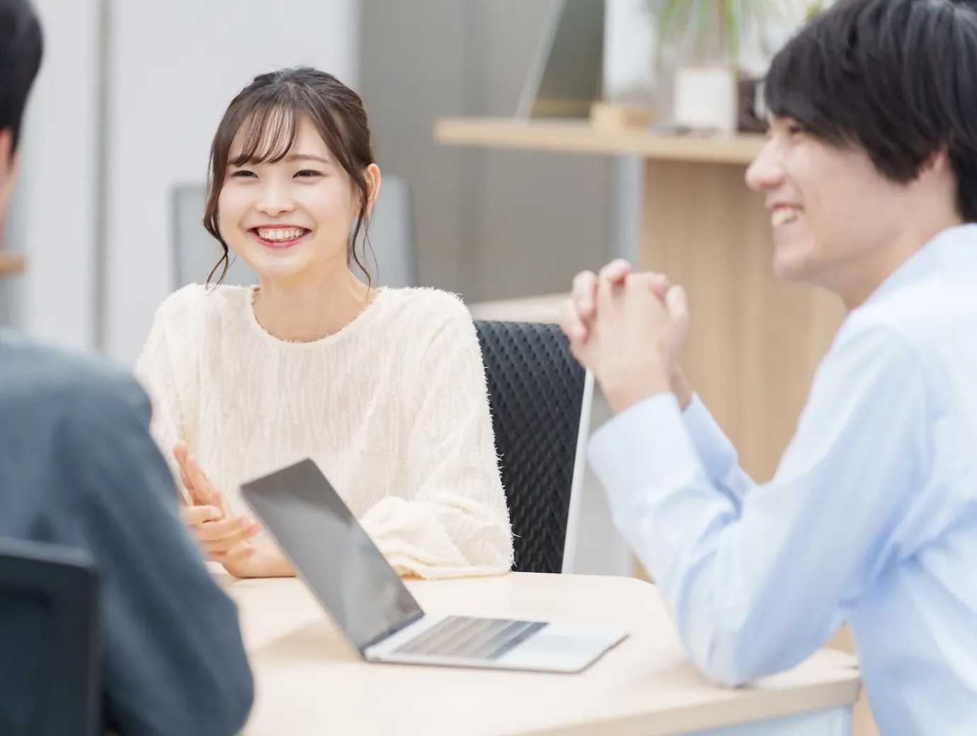 打ち合わせをするビジネスシーン