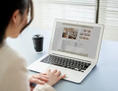 PCで物件検索している女性